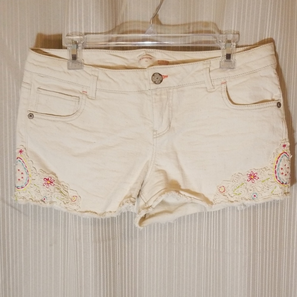 Jean shorts with flower embroidery